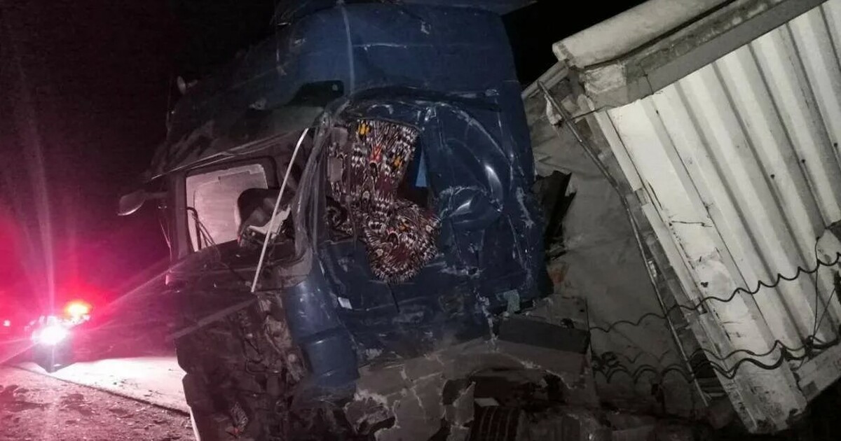 Столкновение двух грузовиков под Самарой привел...