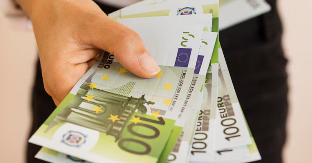 Всем, у кого наличные дома: нужно ли спешить поменять старые 5000 рублей на новые - что ждет В обороте появились обновлённые пятитысячные. П...