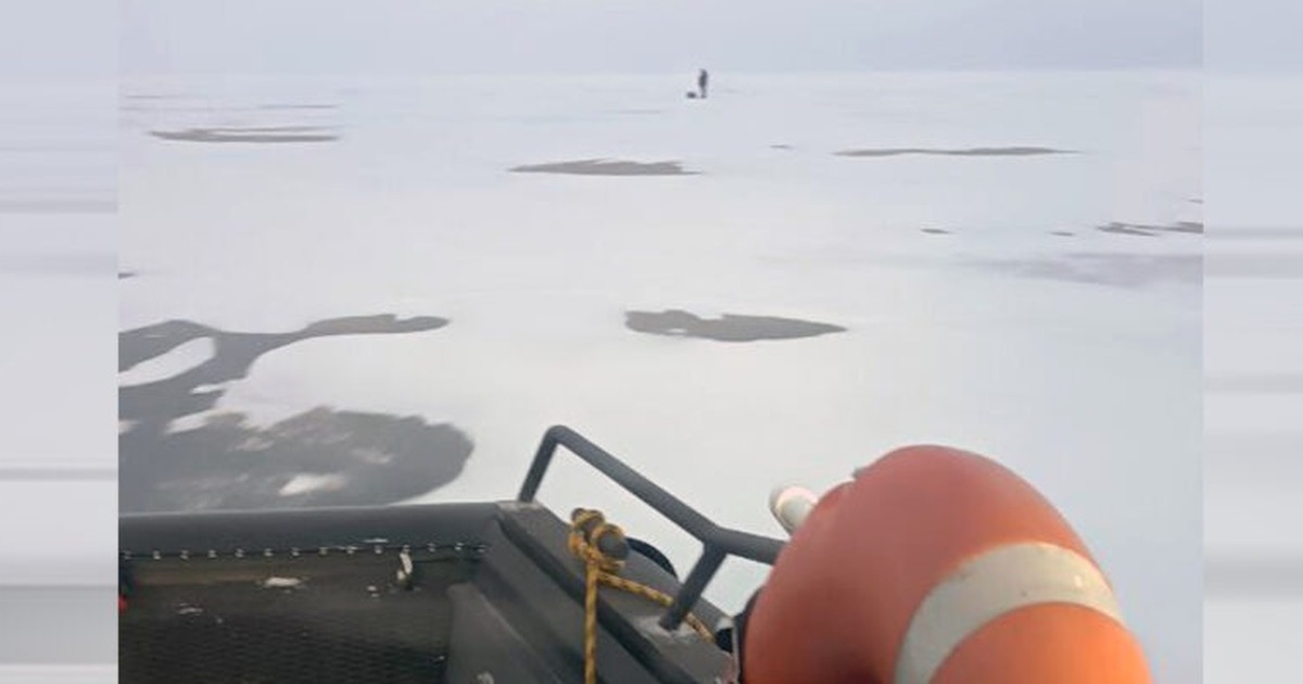 Рыбака, потерявшегося на Волге под Новодевичьем, нашли и доставили на берег Мужчина не пострадал, от медицинской помощи он ...