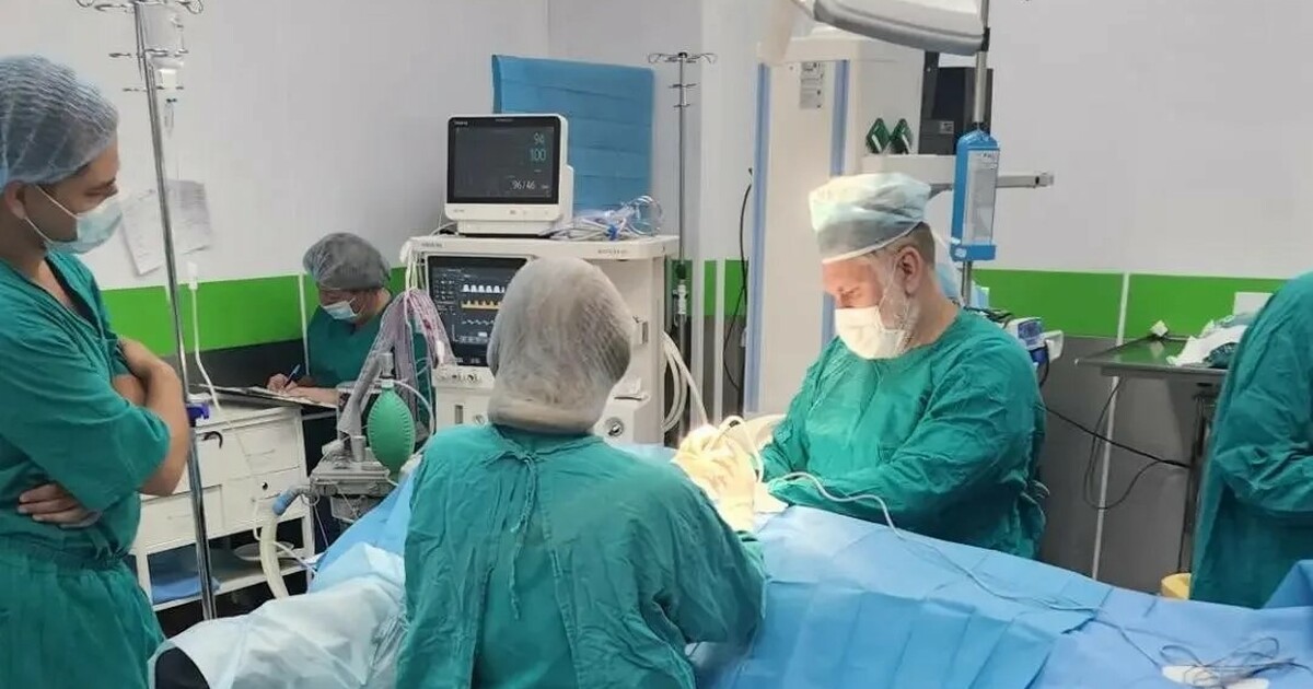 Самарские врачи провели 6-часовую операцию подростку со сколиозом Операция завершалась при объявленной ракетной о...