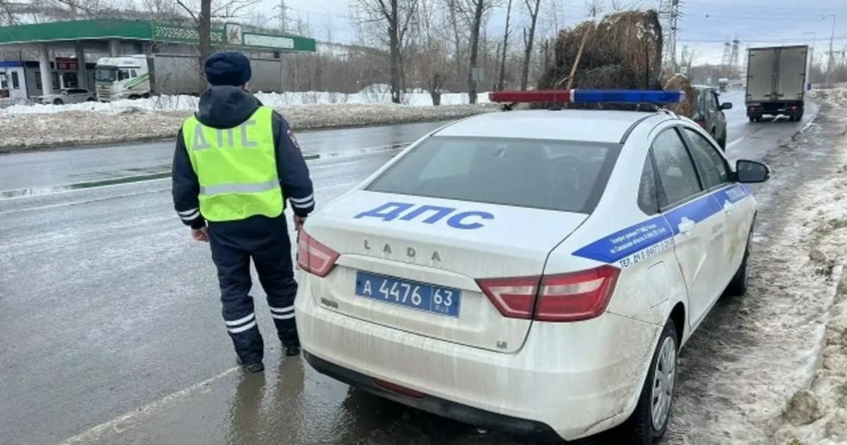 В Жигулевске иностранец попытался дать взятку сотруднику ГИБДД 39-летний пассажир нарушил установленный порядо...