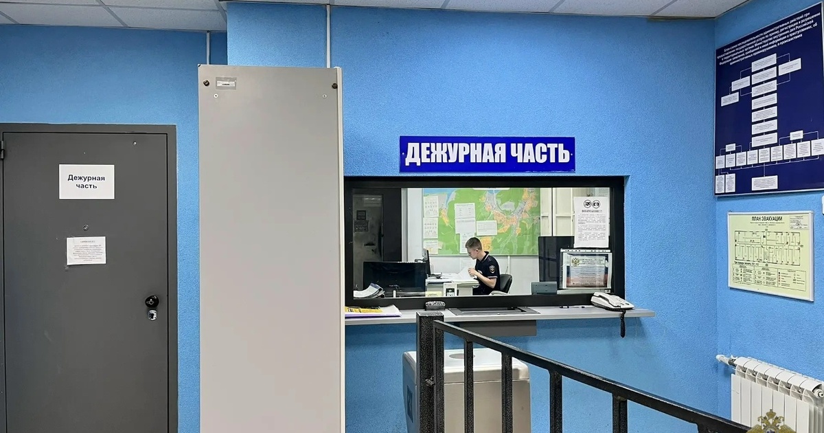 Они повредили окно, проникли внутрь магазина и ...