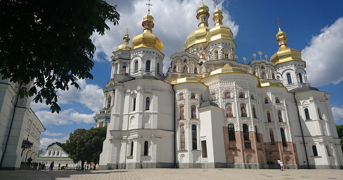 Никаких канонов, запрещающих такое, не существует