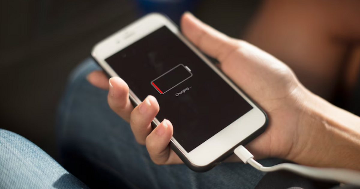 Ложиться спать с телефоном на зарядке — привычк...