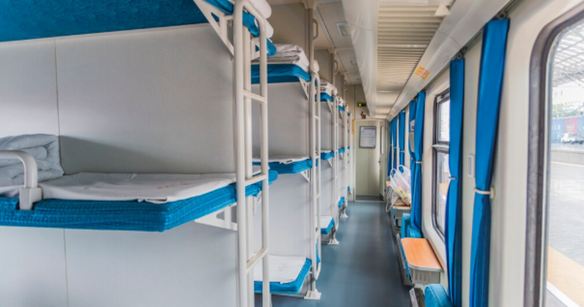 Идеальный лайфхак для поездка: туристы раскрыли, как превратить свой плацкарт в купе «Плацкарт по-царски»: как пассажиры ездят с ком...