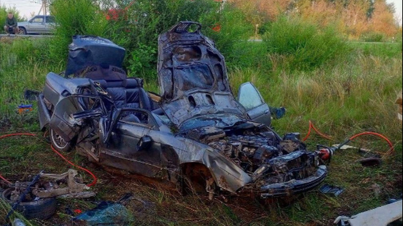 5 июля в Самарской области в страшном ДТП в Кинельском районе погибли 2 человека Предварительно, BMW наехал на препятствие и выл...