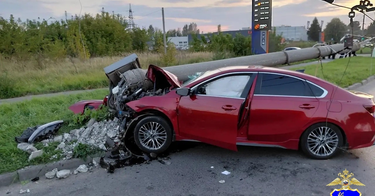 В Тольятти водитель Infiniti при перестроении столкнулся с Kia После столкновения Kia продолжил движение и вре...