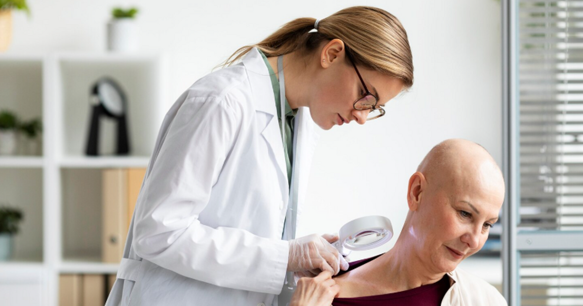 Онколог Евгений Черемушкин в беседе с aif.ru оц...