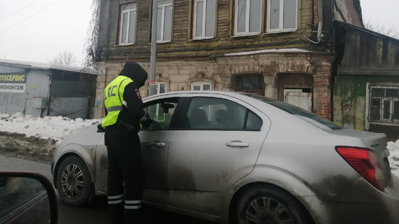 По закону водитель не обязан выходить, если его...