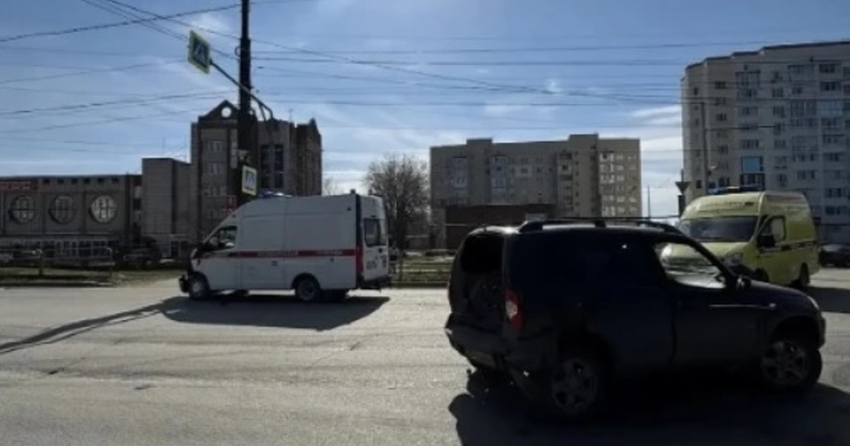 Скорая помощь врезалась в стоящую на перекрестк...