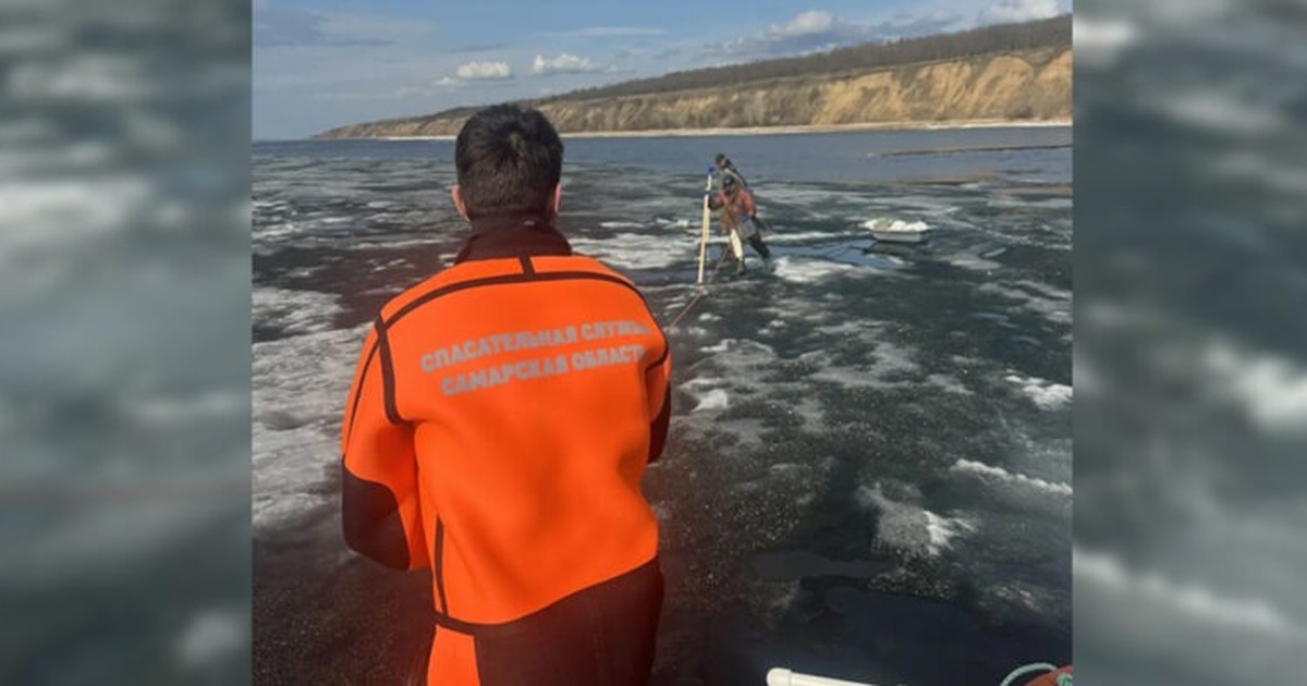 На Волге спасли двух рыбаков с отколовшейся льдины 5 апреля На помощь выехали спасатели поисково-спасательн...
