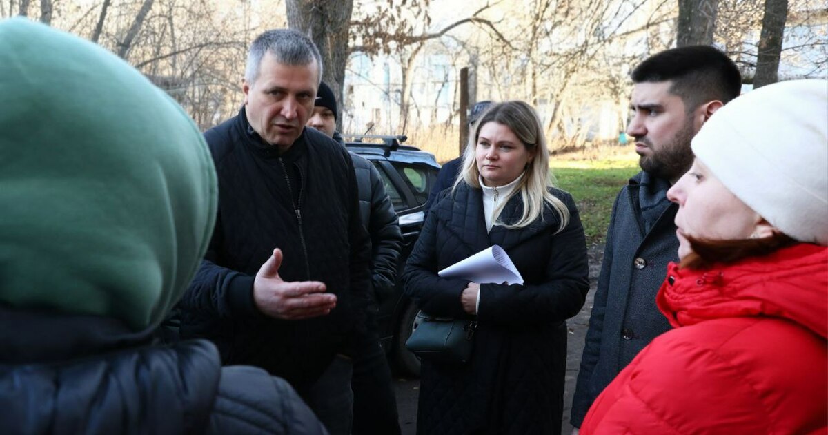 17 ноября мэр Самары осмотрел аварийные дома на Водников и в Торговом переулке Он обсудил с жителями проблему расселения из ве...