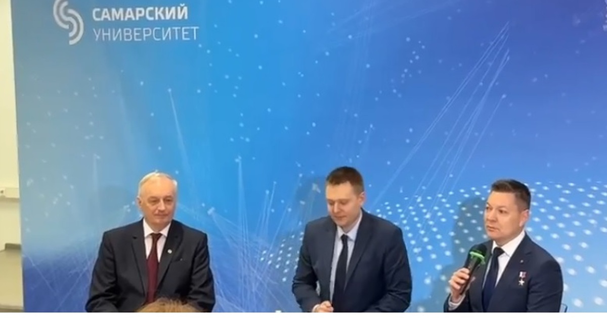 Он также принял участие в церемонии открытия Эт...