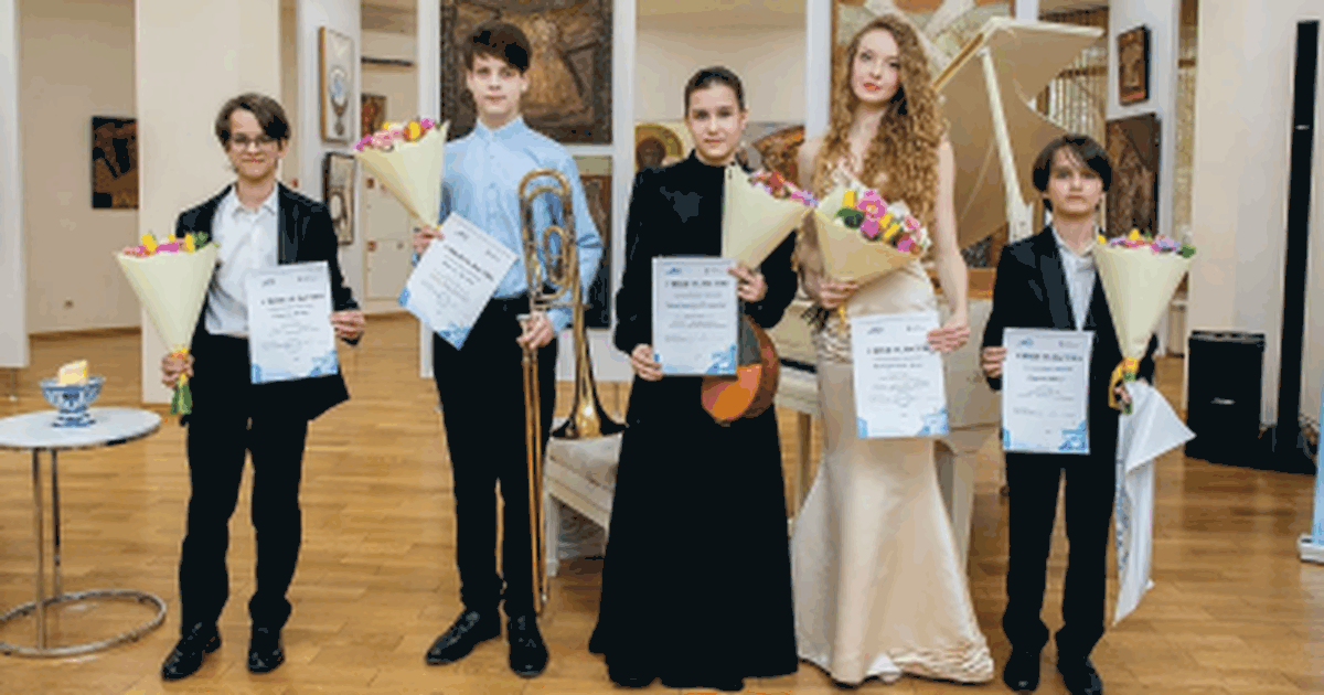 Участие в прослушиваниях приняли около 30 учащи...