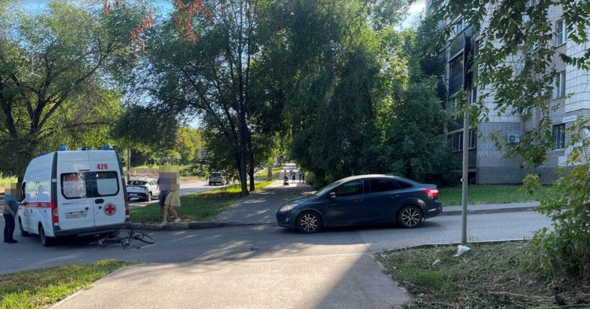 В Самаре Ford Focus сбил велосипедиста во дворе дома на Карла Маркса 12 августа в Промышленном районе Самары Ford Fo...
