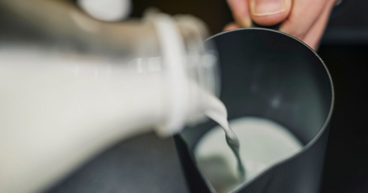 Молоко в СССР продавали в треугольных пакетах: в чём смысл такого технологического решения прошлого Треугольное молоко: как тетраэдр спас советскую...