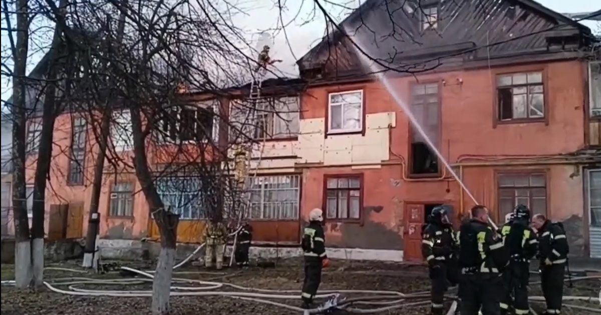 При пожаре пострадал один человек, 11 жильцов э...