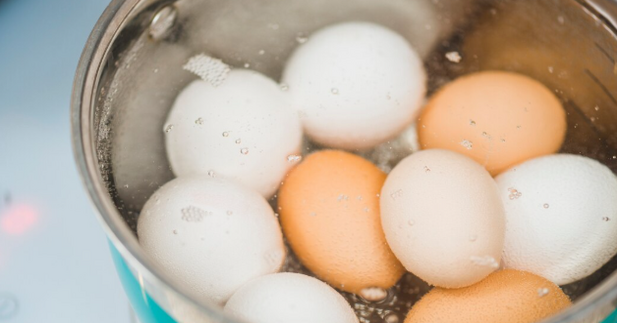 Что нужно добавить в воду при варке яиц, чтобы скорлупа слетала с них сама – полезный лайфхак Есть яйца, которые «сдирают» половину белка вме...