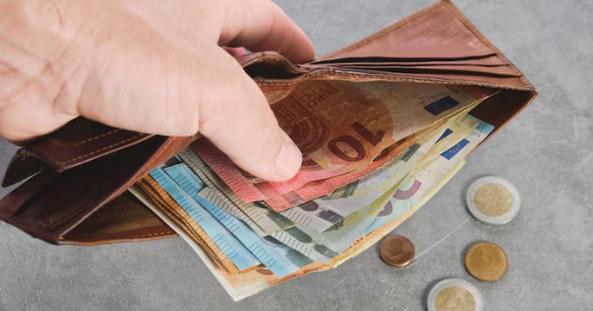 Пенсии повысят раньше положенного срока: кому перечислят деньги уже в декабре Пенсионерам выплатят январскую пенсию раньше с ...