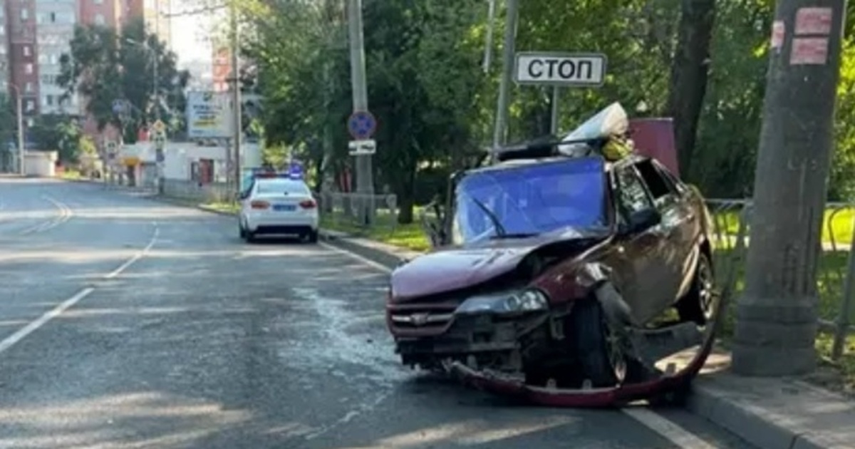 В Самаре водитель Daewoo Nexia врезался в опору и металлическое ограждение Авария произошла 5 июля около 06:00 на улице Ст...
