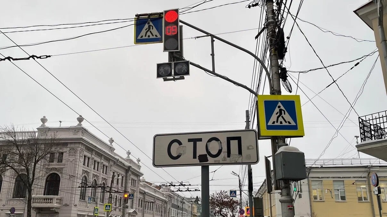 В ГАИ пояснили - что делать, если вы уже встали на стоп-линию и засветился красный сигнал светофора - сообразите раз и навсегда Системы автоматической видеофиксации чаще всего...