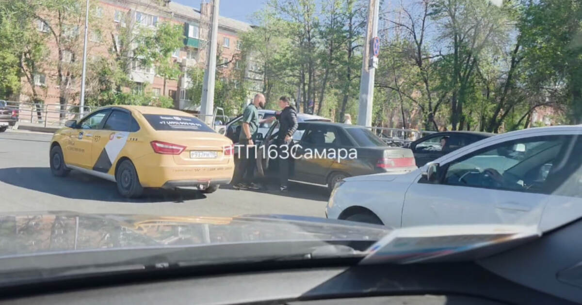 В Самаре дорожный конфликт на кольце Московског...
