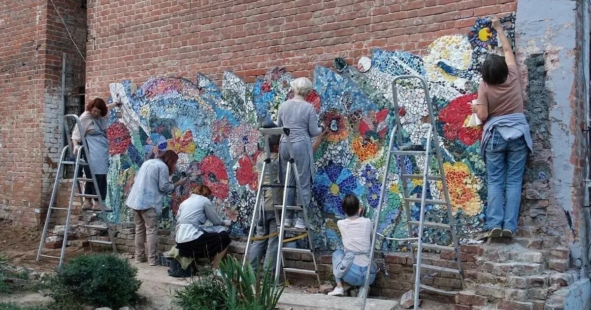 На улице Чапаевской в Самаре открыли мозаичный арт-объект В Самаре открыли новую мозаику «Цветы в саду» н...
