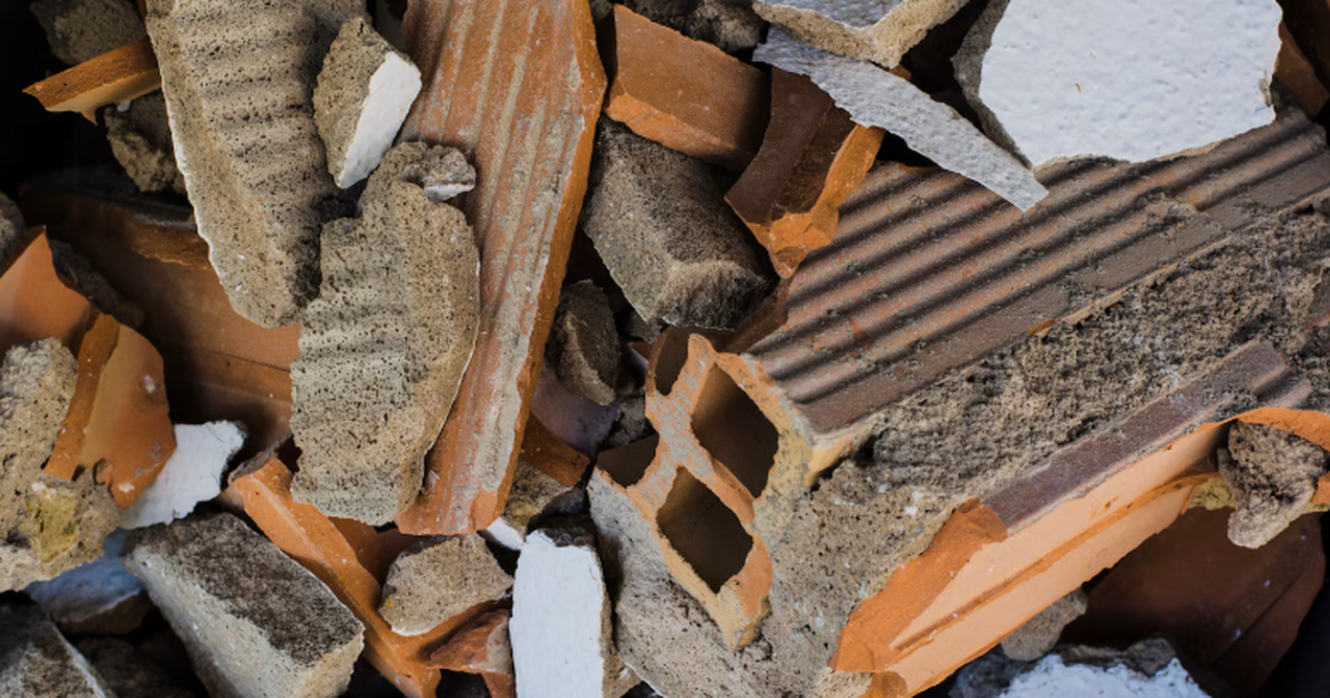 В Самаре жители просят решить судьбу заброшенно...