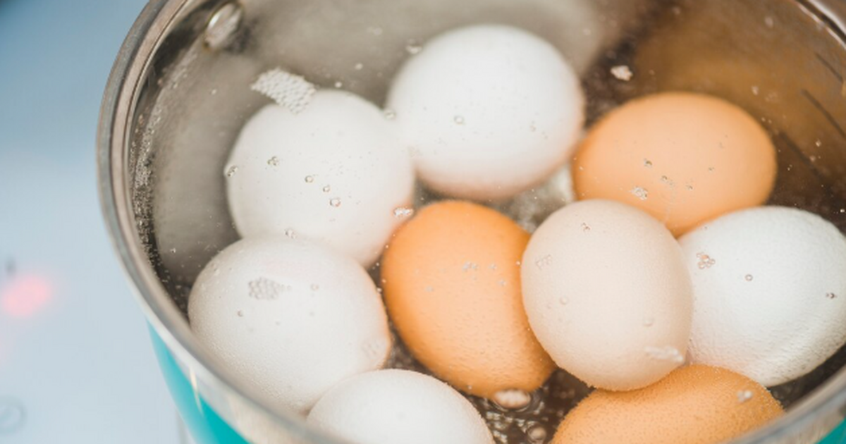 Что нужно добавить в воду при варке яиц, чтобы скорлупа слетала с них сама – полезный лайфхак для любого человека Бывало, снимаешь скорлупу — а вместе с ней уход...