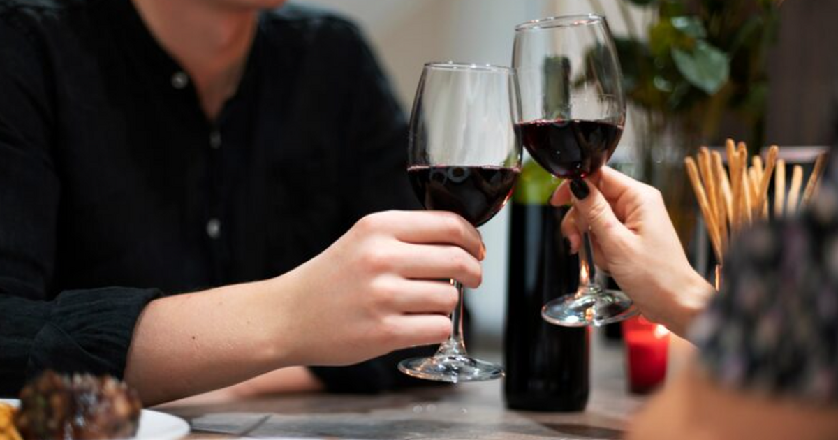 В РАН назвали безопасную дневную норму вина для мужчин и женщин Панасюк озвучил ориентировочную безопасную суто...