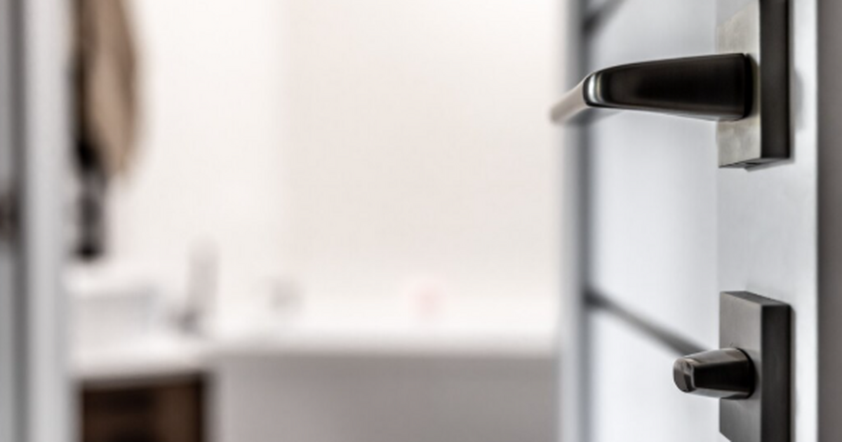 Что случится с тамбурными дверями на этажах в этом году: снос или штрафы Тамбурные двери и перегородки в подъездах: когд...