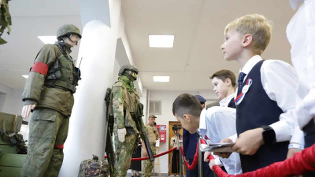 Выставка посвящена героям различных военных кон...