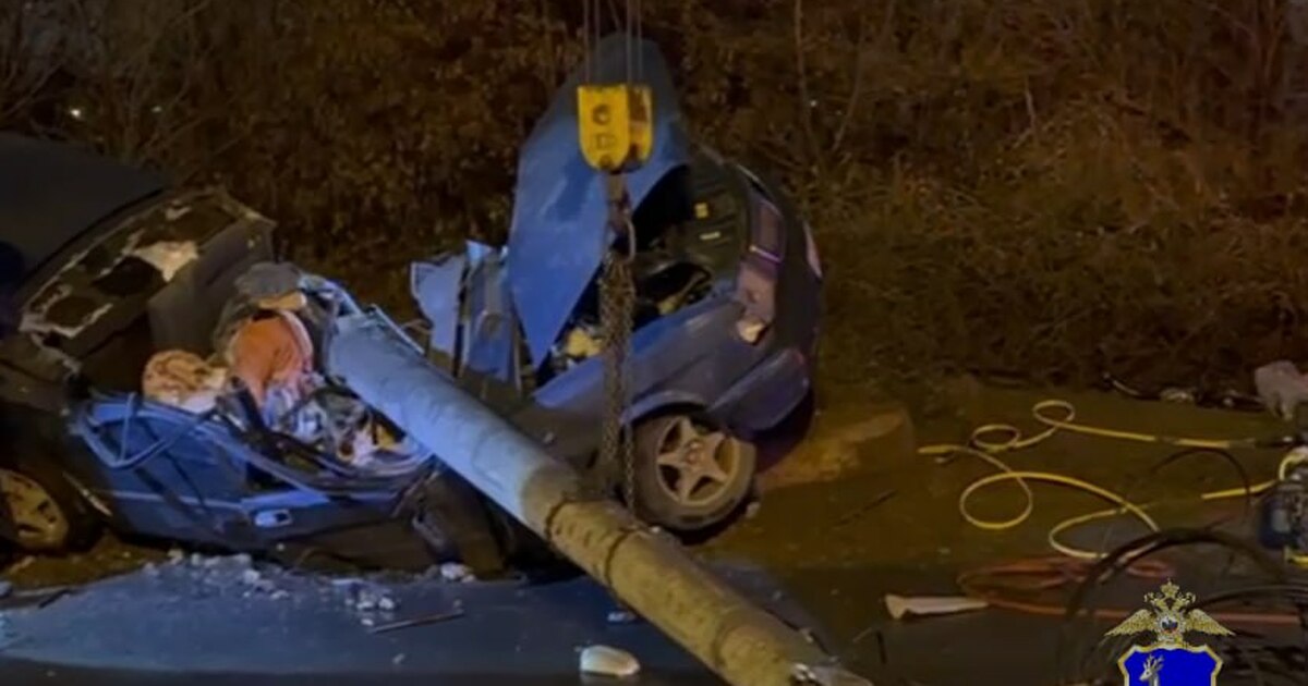 На улице Коммунальной столкнулись "Волга" и Cha...