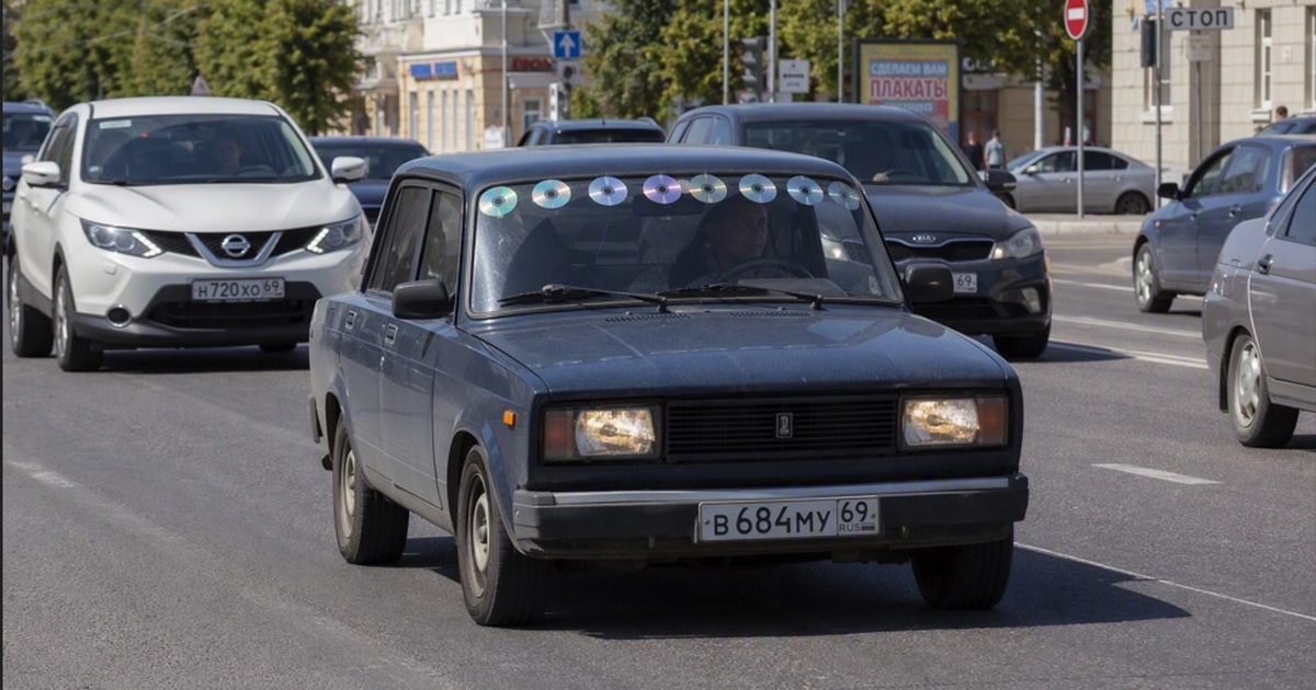 Зачем водители кладут CD под лобовое стекло, от...