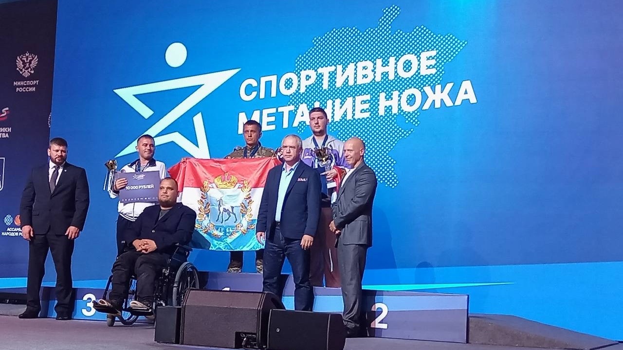 4 спортсмена и команда по волейболу сидя стали ...