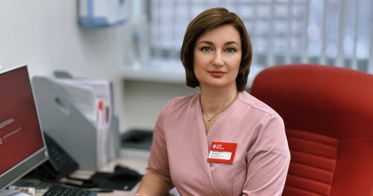 Человек приходит на приём, присаживается и в гл...