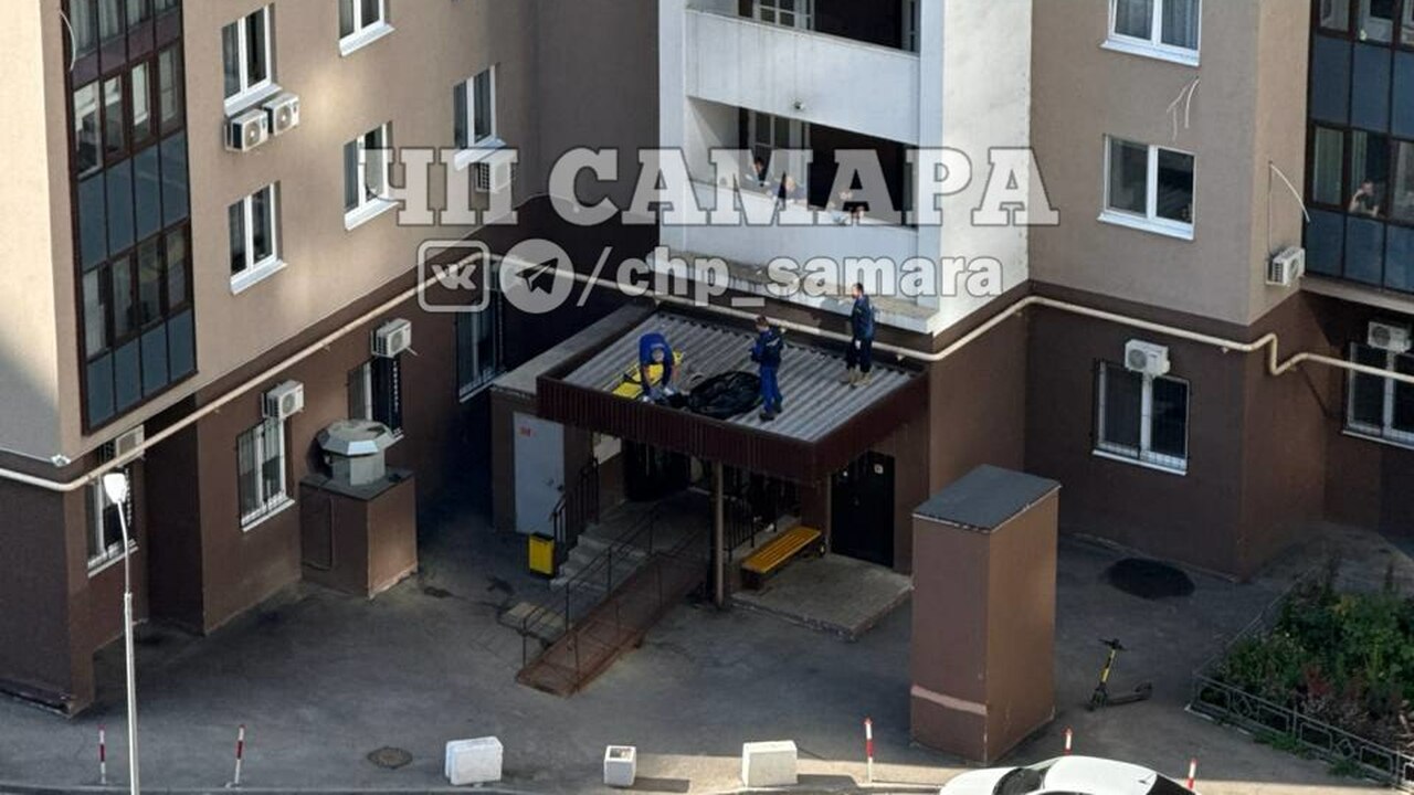 Жуткое ЧП в престижном районе: в Самаре на козырьке подъезда обнаружено тело мужчины Причины трагедии пока остаются неизвестными