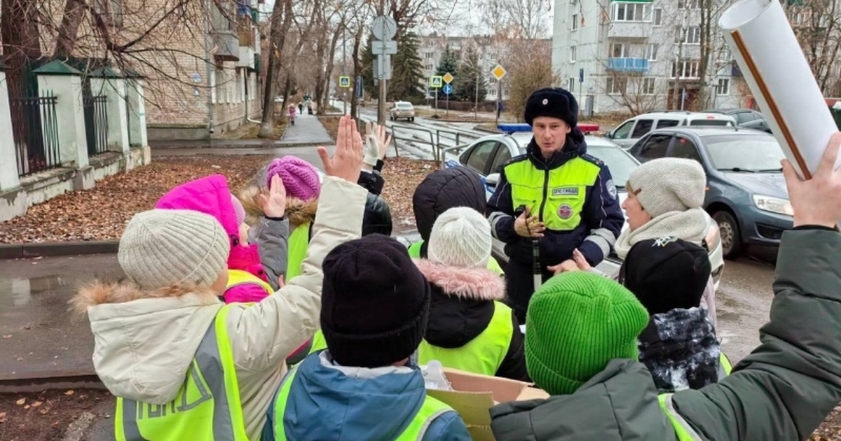 В Сызрани провели акцию "Ангел в дорогу" ко Дню памяти жертв ДТП Акцию провели сотрудники Госавтоинспекции и чле...