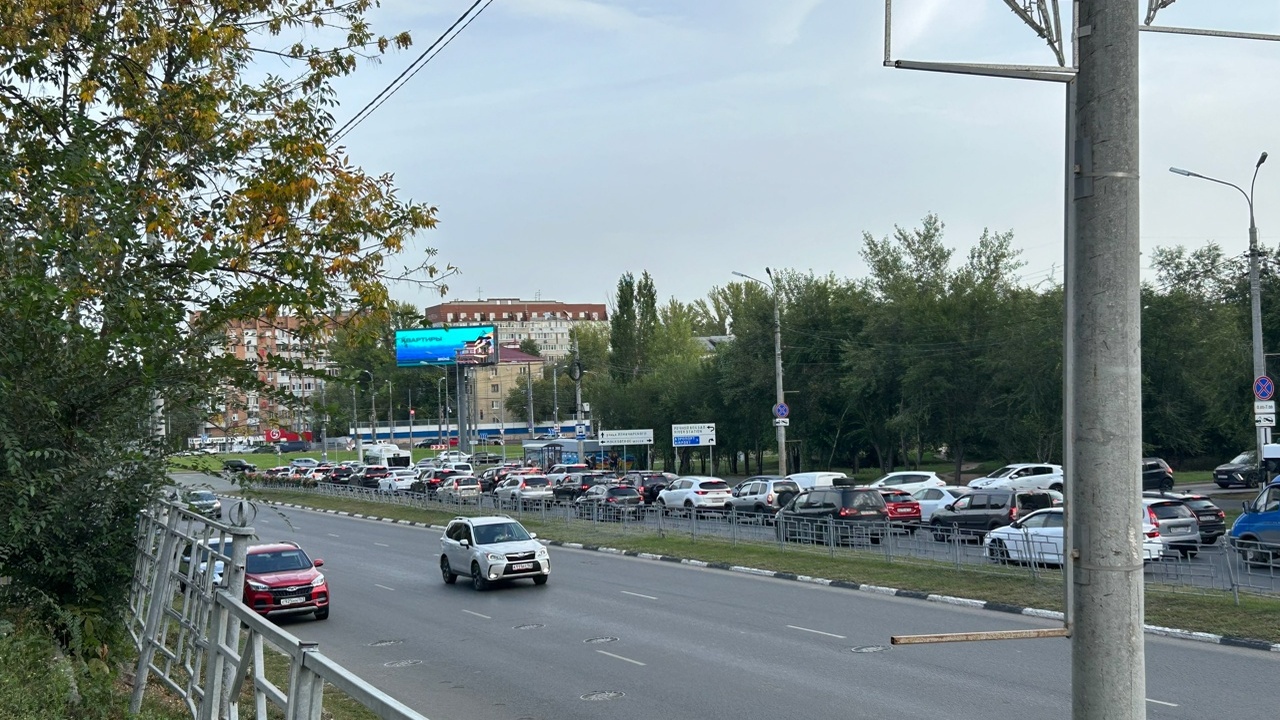 Коммунальщики в Самаре поливают деревья в дождь для подготовки к зиме Таким образом обеспечивается сезонный пролив почвы