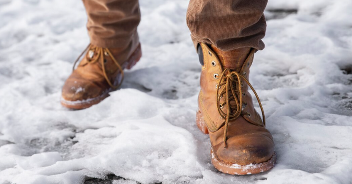 4 полоски на подошву и лед можно не боятся как асфальт: лайфхак от подруги с севера Что наклеить на обувь в гололёд: простой способ...