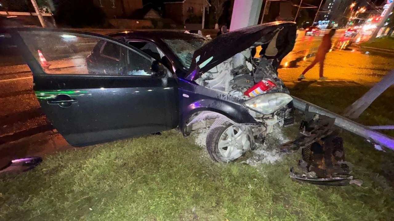 Вечером 3 июля в Самаре 19-летний водитель "Киа" врезался в опору освещения Водителю и пассажиру рекомендовано амбулаторное...