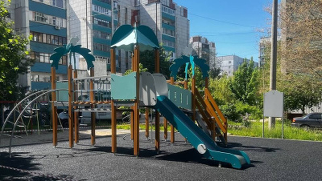 В Самаре 8 дворов благоустроены по нацпроекту «Инфраструктура для жизни» Всего в 2025 году благоустроят 28 дворовых терр...