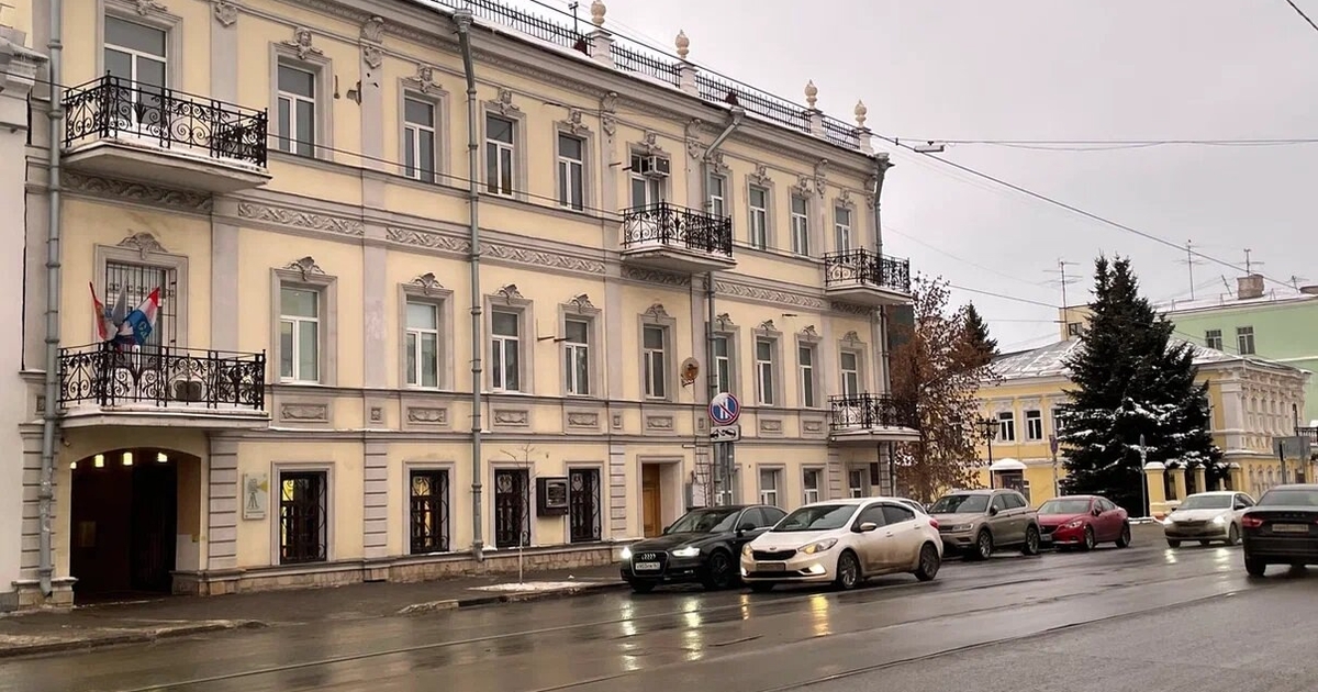 С соответствующим иском к администрации города ...