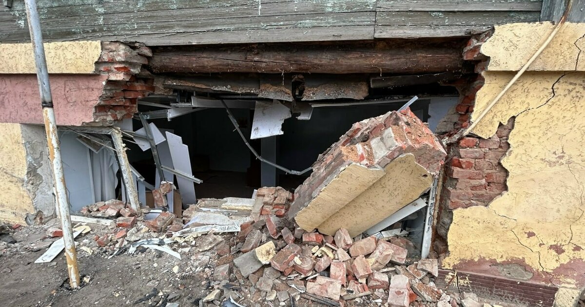 14 ноября в Сызрани BMW пробил стену расселенного дома 1917 года Дом предназначался к сносу по программе ликвида...