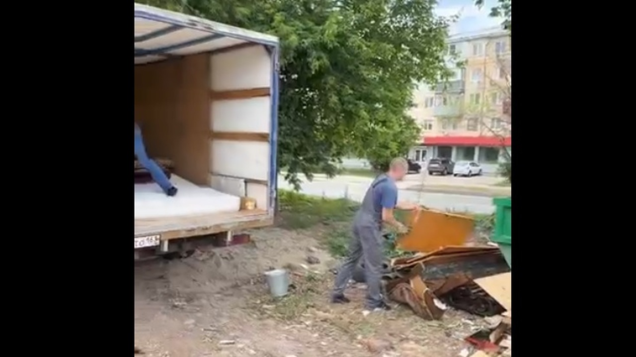 В Самаре зафиксировали незаконный сброс строительных отходов с "ГАЗели" При этом рабочие агрессивно препятствовали фикс...