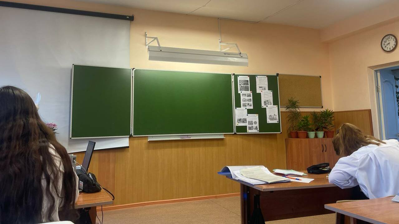 Высокая конкуренция снизила готовность школьников помогать и доверять другим родолжительное соперничество в школьной среде с...