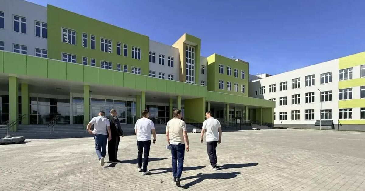 Министр строительства заявил об отставании на стройке школы в Сызрани Объект должен быть введен в эксплуатацию к 1 се...