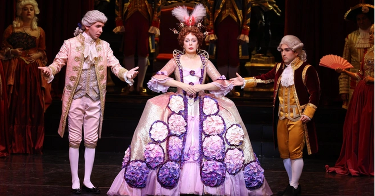 Ирина Янцева исполнила три роли в одном спектакле САТОБ «Сказки Гофмана» Показ экспериментального спектакля прошел 31 ок...