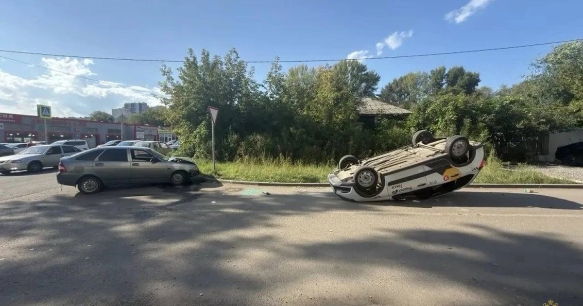 В Самаре Granta опрокинулась после столкновения с Priora В Самаре произошло ДТП с участием автомобилей L...