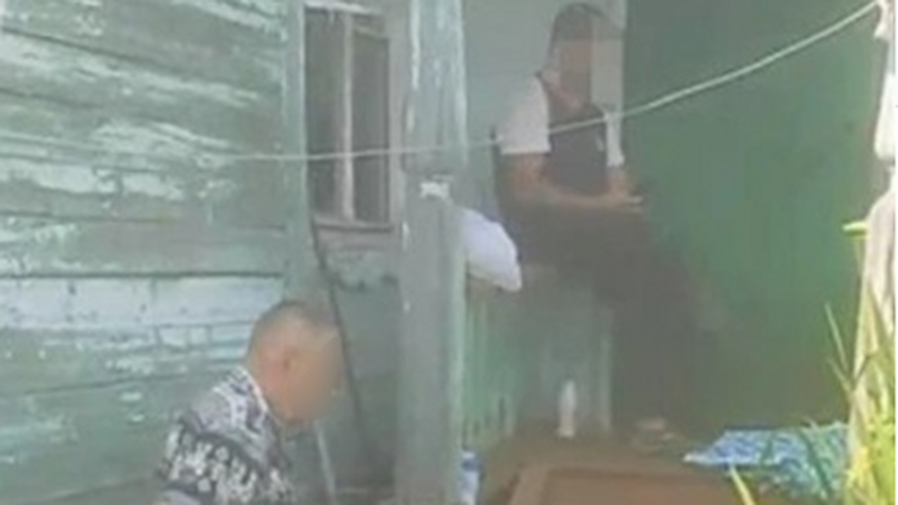 Злоумышленники мошенническим путем завладели зе...